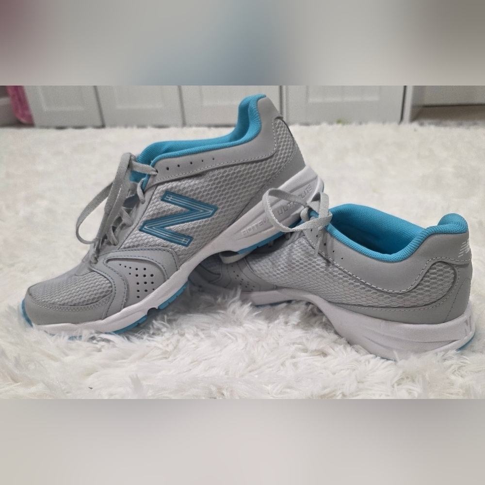 New Balance- 550v2 -Women's Athletic Shoes in Gray and Blue. Size 9.